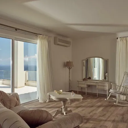 Golden July Luxury * Акротири