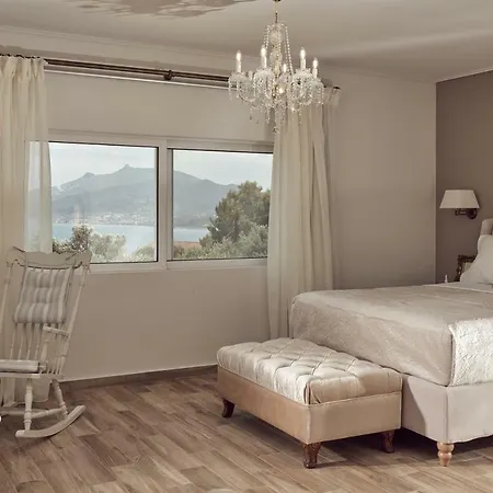 Golden July Luxury Акротири
